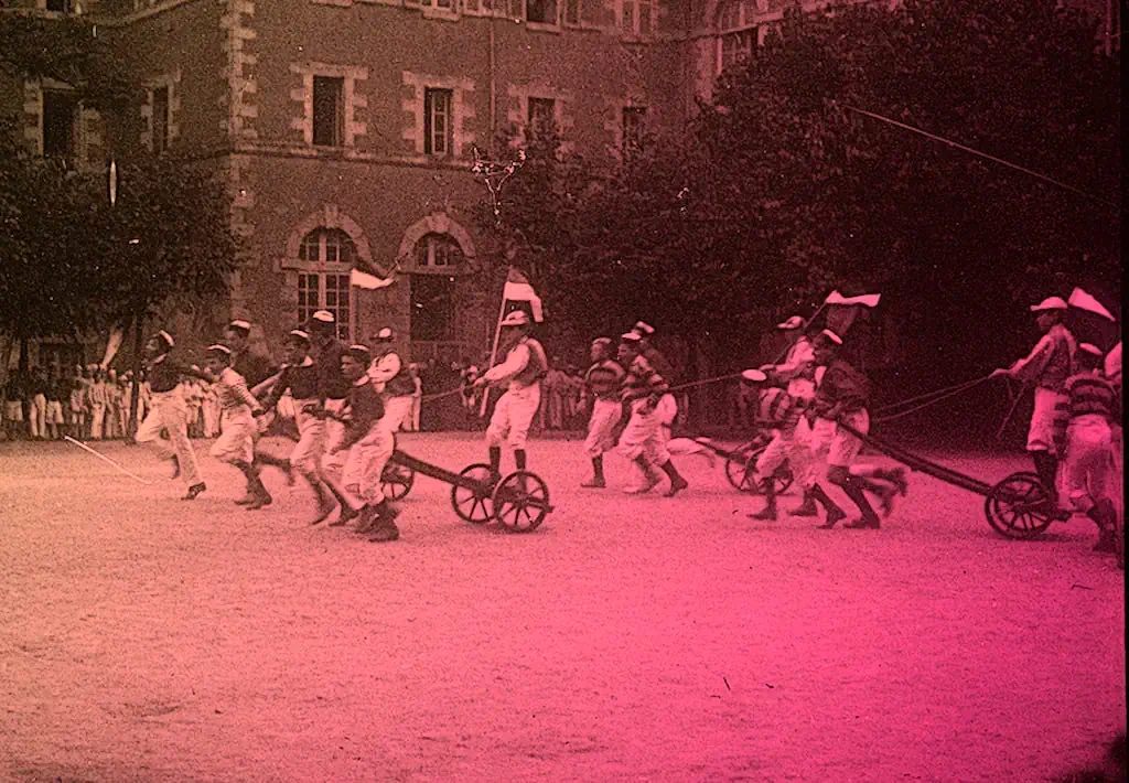  Photo : Course de chars - Atelier Rault-Houdus ; 1ère moitié du 20e siècle - Plaque stéréoscopique - Collection Musée de Bretagne (Champs Libres) - Photographie recadrée et colorisée par mes soins.